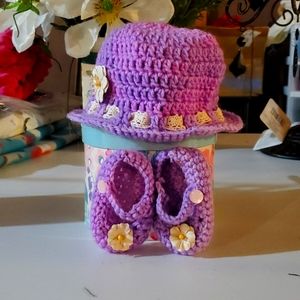 Beautiful crochet baby hat and booty set